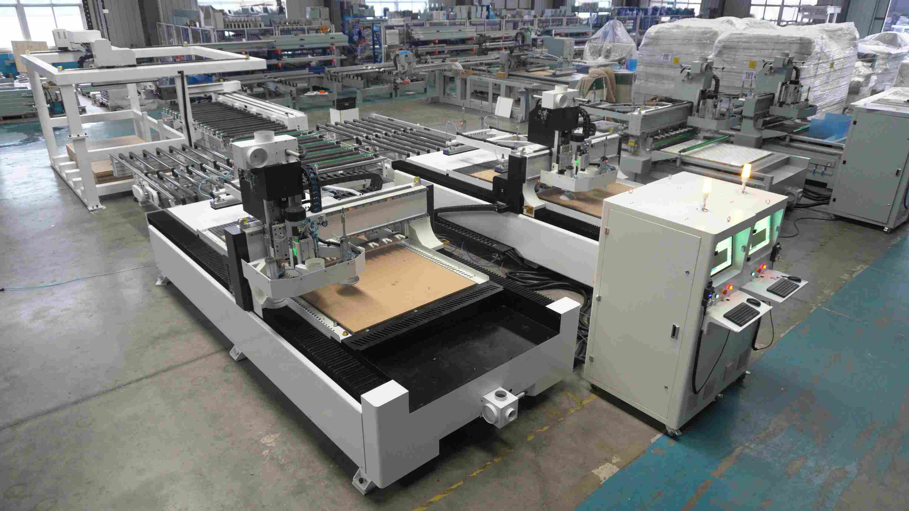 Производственная линия по изготовлению мебели на заказ M12(1+2) с погрузкой с помощью козлового крана.