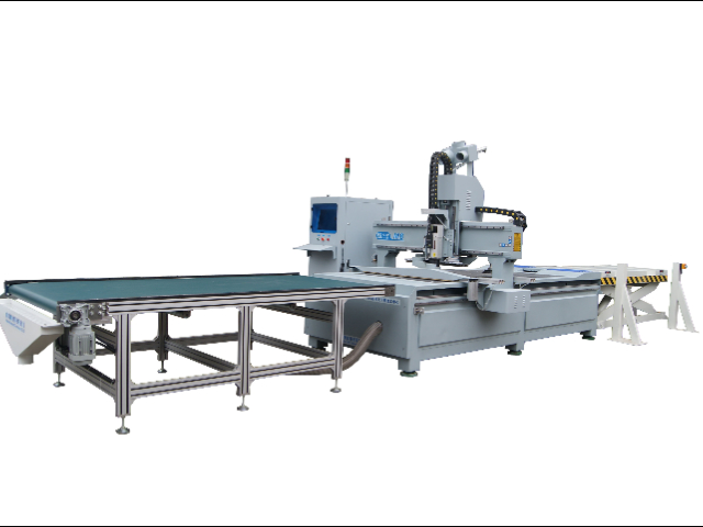 Фрезерный станок с ЧПУ M8 с автоматической загрузкой и выгрузкой деревянных досок.