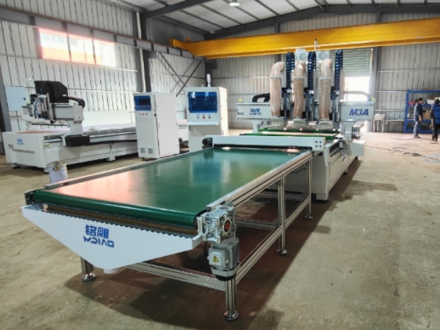 Фрезерный станок с ЧПУ M3-12 с тремя основными шпинделями и линейным магазином на 12 инструментов.