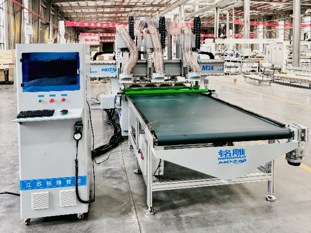 Фрезерный станок с ЧПУ M3-12 с тремя основными шпинделями и линейным магазином на 12 инструментов.