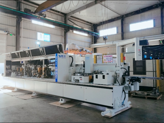 Кромкооблицовочный станок E952LNH для узких досок с функцией горизонтального выравнивания