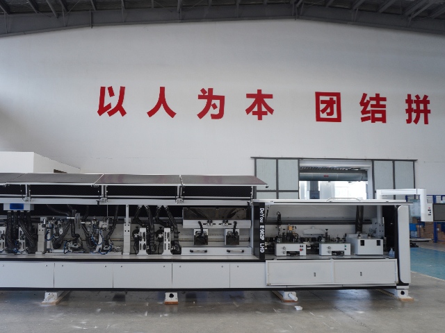 Лазерный кромкооблицовочный станок 962P LHD с функцией горизонтального выравнивания